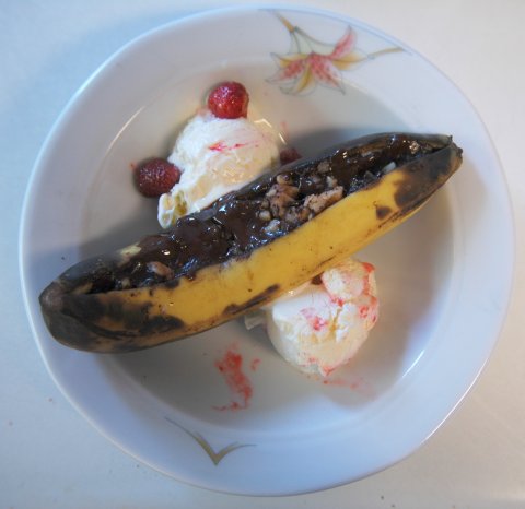 Bananas with pecans and chocolate