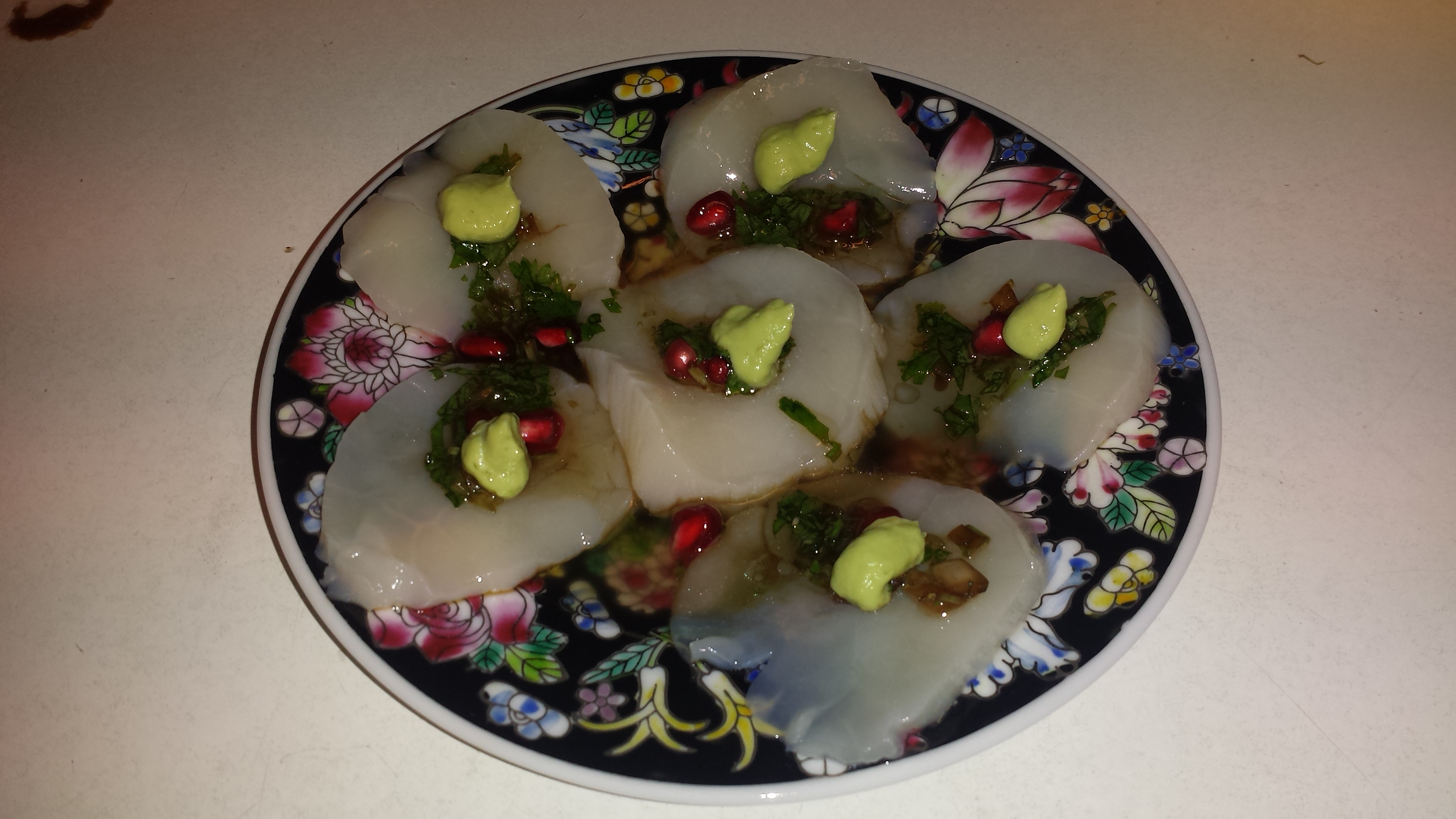 Råmarinerte kamskjell med avokadokrem